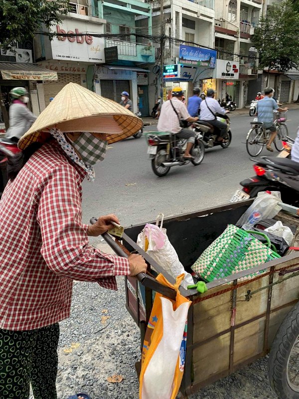 Hoa hậu 100 nghìn Võ Thu Sương  tặng cho 800 người dân trong chương trình thiện nguyện Trao đi yêu thương 