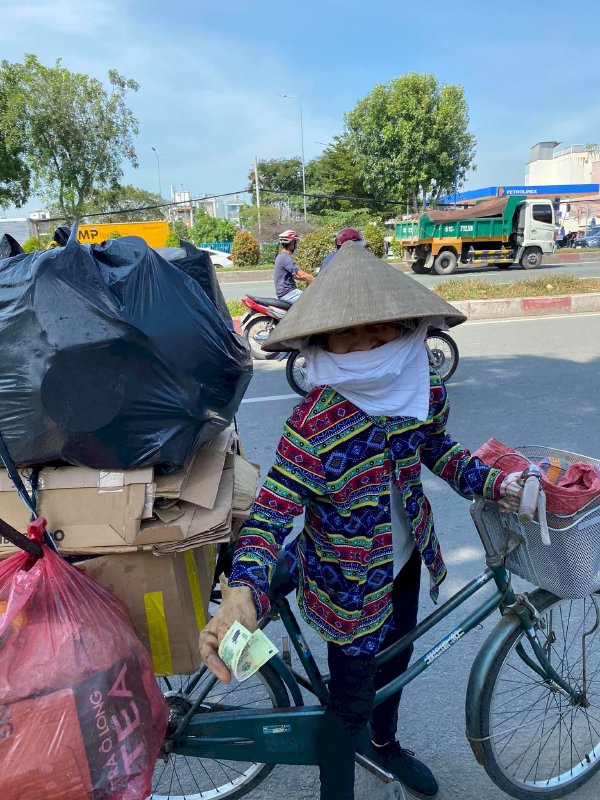 Hoa hậu 100 nghìn Võ Thu Sương  tặng cho 800 người dân trong chương trình thiện nguyện Trao đi yêu thương 