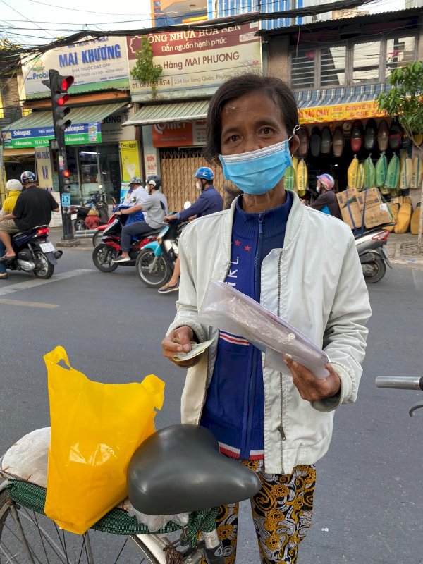 Hoa hậu trao yêu thương nhận nụ cười  Võ Thu Sương 100 nghìn đồng cho 800 người nghèo  giữa đại dịch 