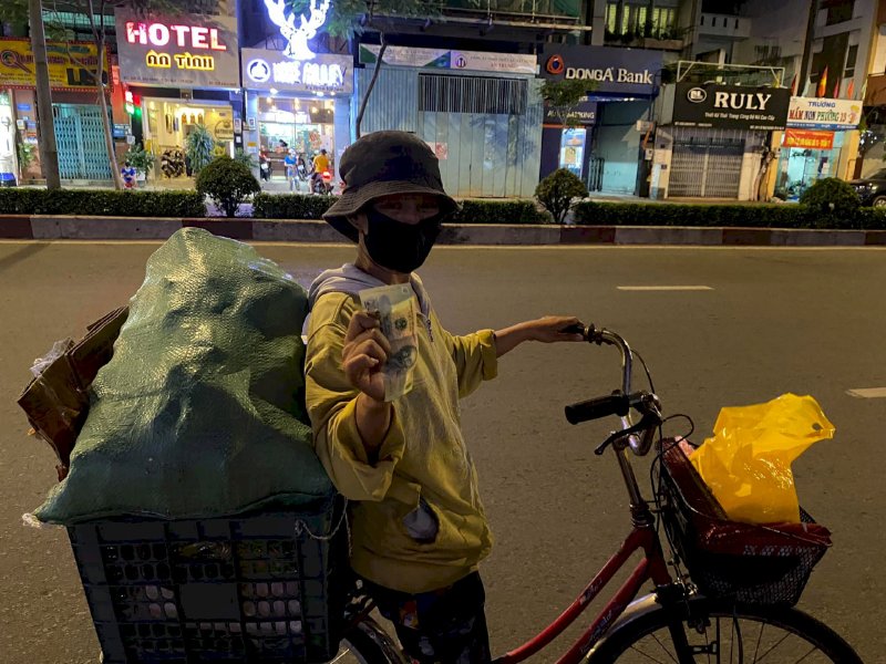 Hoa hậu trao yêu thương nhận nụ cười  Võ Thu Sương 100 nghìn đồng cho 800 người nghèo  giữa đại dịch 