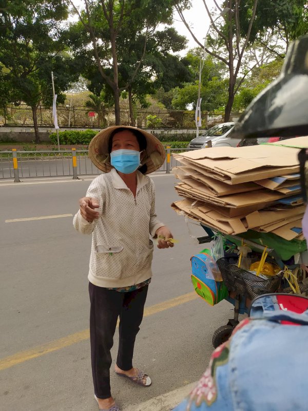 Hoa hậu Áo dài Thế Giới Võ Thu Sương Biết ơn cuộc đời vì có cơ hội giúp đỡ 100 ngàn đồng cho 1000 người khó khăn 