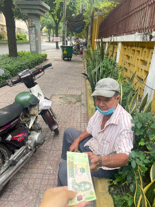 Hoa hậu Áo dài Thế Giới Võ Thu Sương Biết ơn cuộc đời vì có cơ hội giúp đỡ 100 ngàn đồng cho 1000 người khó khăn 