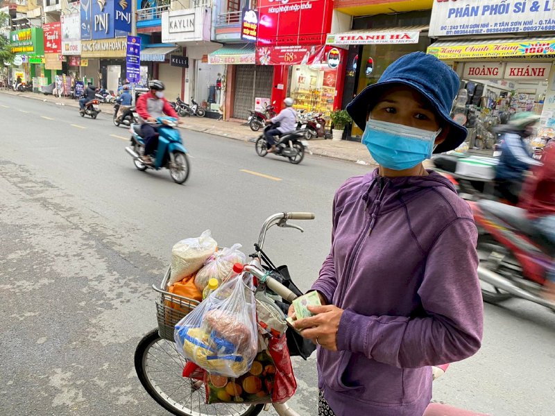 Hoa hậu Áo dài Thế Giới Võ Thu Sương Biết ơn cuộc đời vì có cơ hội giúp đỡ 100 ngàn đồng cho 1000 người khó khăn 