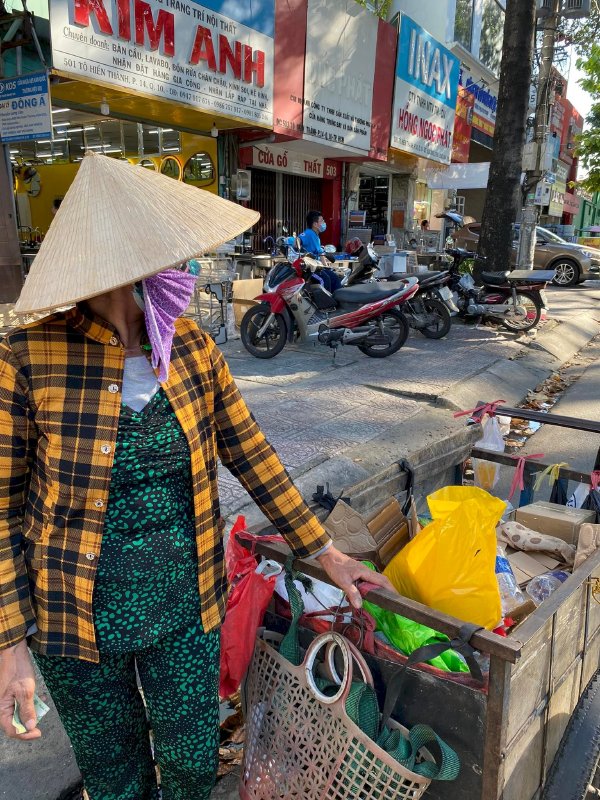 Võ Thu Sương tiếp tục chương trình thiện nguyện tặng 100 nghìn trao tận tay cho người nghèo trên đường phố