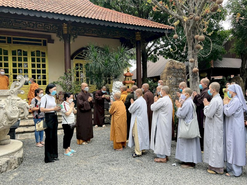 Doanh nhân Võ Thu Sương dẫn 3 con nhỏ cùng tham gia cúng dường sư thầy núi Thị Vải, Vũng Tàu 