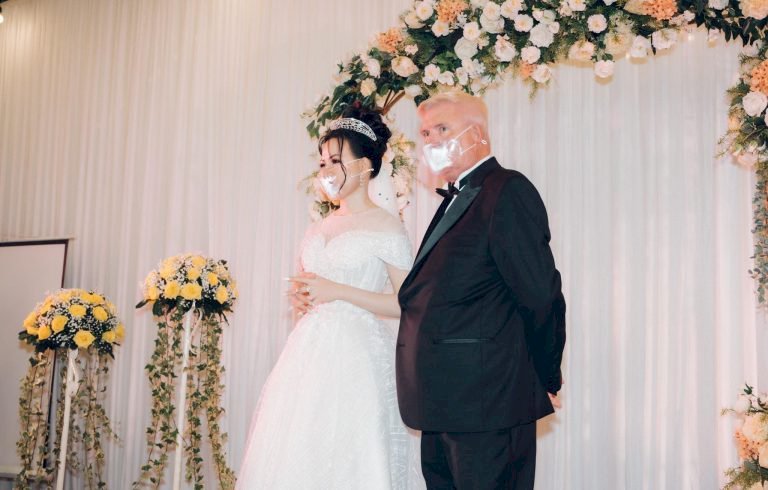 Đám cưới thời CoVid Hoa hậu Võ Thu Sương phát đi thông điệp An toàn cho sức khỏe với khẩu trang trong suốt độc đáo