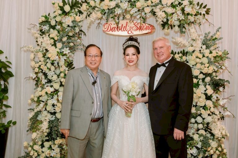 Đám cưới thời CoVid Hoa hậu Võ Thu Sương phát đi thông điệp An toàn cho sức khỏe với khẩu trang trong suốt độc đáo