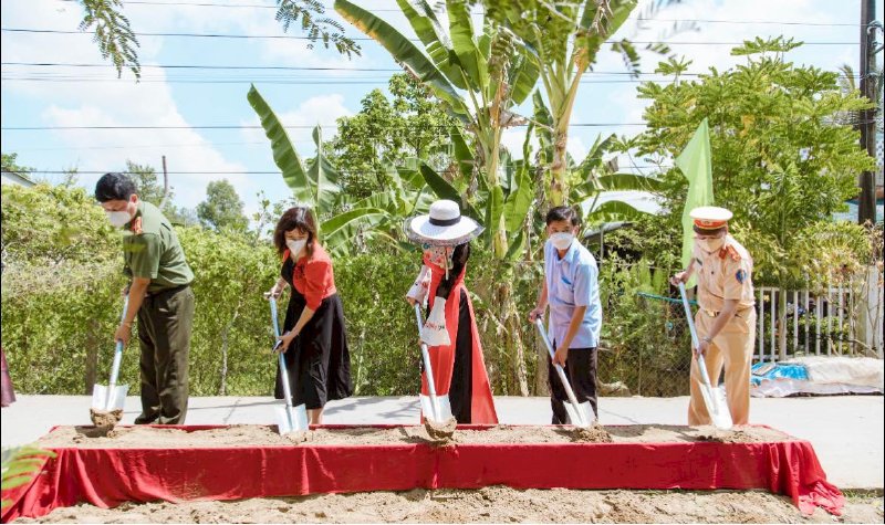 Hoa Hậu cầu đường Võ Thu Sương lội bùn trồng cây chống xói lở sông ngòi cùng Hội bảo vệ Thiên nhiên môi trường TPHCM