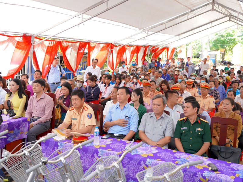 Báo Thanh Niên, CSGT TP.HCM cùng  Hoa hậu Võ Thu Sương và cácnhà tài trợ khởi công cầu 1,4 tỉ đồng ở Long An sát Campuchia