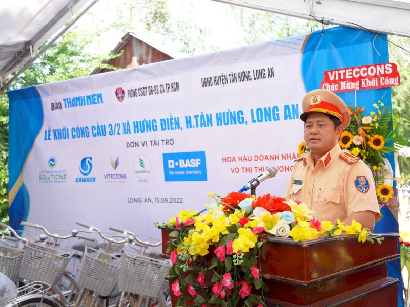 Báo Thanh Niên, CSGT TP.HCM cùng  Hoa hậu Võ Thu Sương và cácnhà tài trợ khởi công cầu 1,4 tỉ đồng ở Long An sát Campuchia