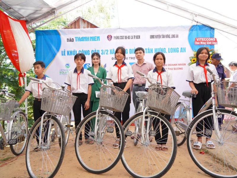 Báo Thanh Niên, CSGT TP.HCM cùng  Hoa hậu Võ Thu Sương và cácnhà tài trợ khởi công cầu 1,4 tỉ đồng ở Long An sát Campuchia