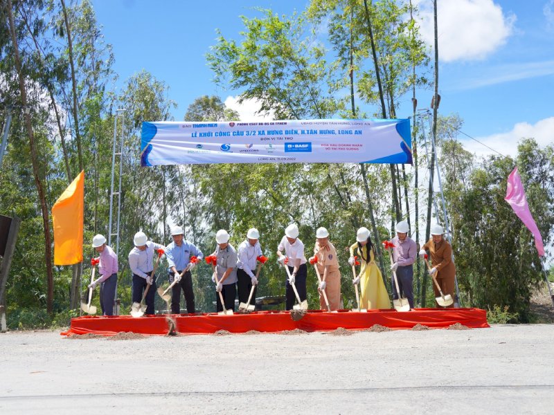 Báo Thanh Niên, CSGT TP.HCM cùng  Hoa hậu Võ Thu Sương và cácnhà tài trợ khởi công cầu 1,4 tỉ đồng ở Long An sát Campuchia