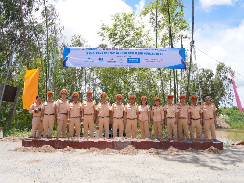 Báo Thanh Niên, CSGT TP.HCM cùng  Hoa hậu Võ Thu Sương và cácnhà tài trợ khởi công cầu 1,4 tỉ đồng ở Long An sát Campuchia