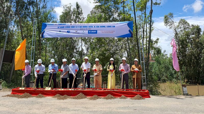 Hoa hậu cầu đường Võ Thu Sương báo cáo thu chi nhóm từ thiện Phúc Lộc  xây cầu  thứ 19 do báo Thanh Niên chủ trì cùng CSGT TPHCM