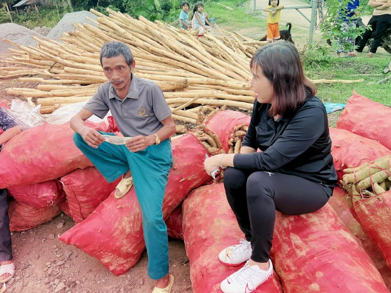 Hội Chữ Thập Đỏ Phúc Lộc trao quà Thương Về Miền Trung cho 100 hộ dân nghèo  