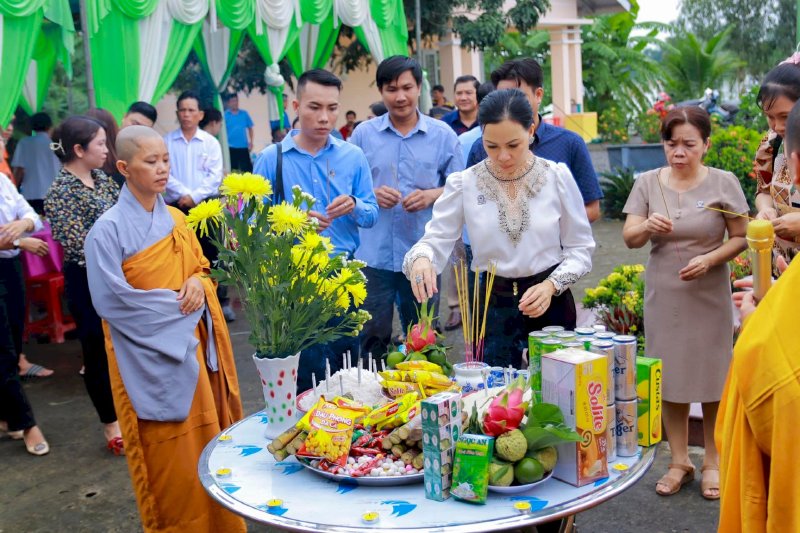  Hội Chữ Thập Đỏ Phúc Lộc với chương trình Đền ơn đáp nghĩa nhằm tưởng nhớ, tri ân và kêu gọi quyên góp ủng hộ tu sửa Đền Liệt sĩ trung đoàn 88.