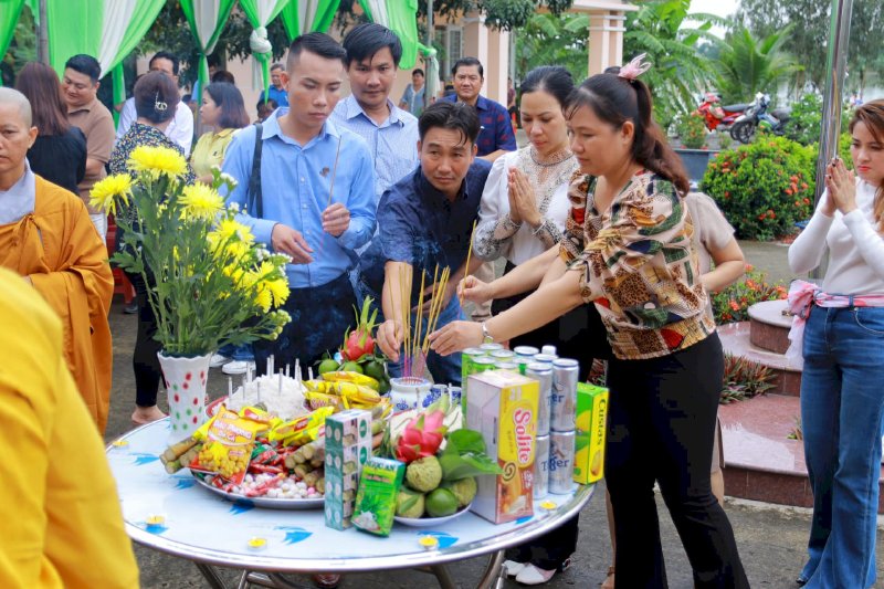  Hội Chữ Thập Đỏ Phúc Lộc với chương trình Đền ơn đáp nghĩa nhằm tưởng nhớ, tri ân và kêu gọi quyên góp ủng hộ tu sửa Đền Liệt sĩ trung đoàn 88.