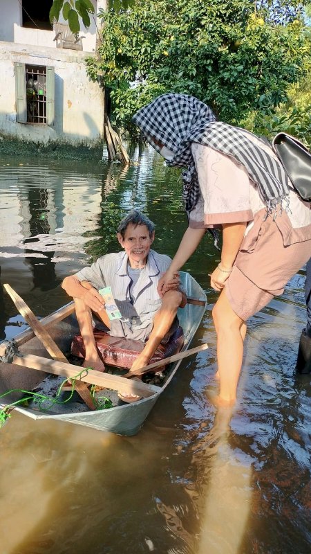 Lời tri ân của người dân vùng lũ dành cho Hội chữ Thập Đỏ Phúc Lộc 