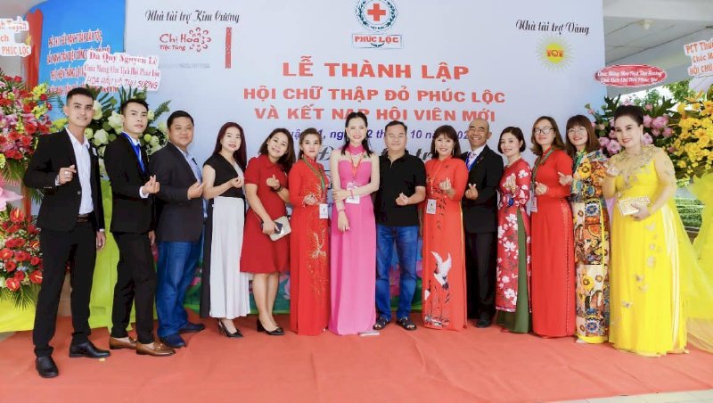 Hoa hậu Võ Thu Sương và thành viên Hội chữ thập đỏ Phúc Lộc trong ngày vinh danh Hoa Việc Thiện 2022