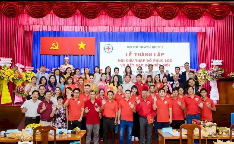 Hoa hậu Võ Thu Sương và thành viên Hội chữ thập đỏ Phúc Lộc trong ngày vinh danh Hoa Việc Thiện 2022