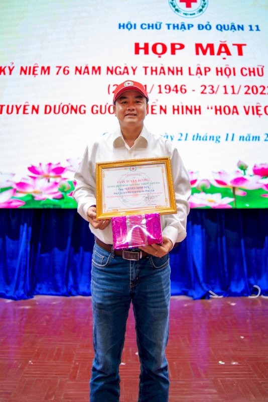 Hoa hậu Võ Thu Sương và thành viên Hội chữ thập đỏ Phúc Lộc trong ngày vinh danh Hoa Việc Thiện 2022