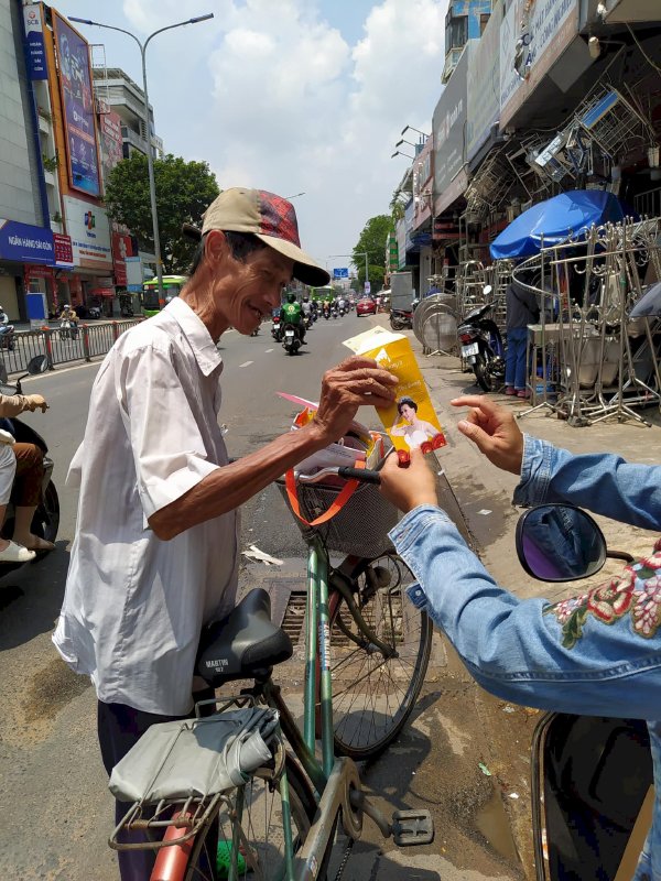 Hơn 1000 hoàn cảnh người lao động khó khăn nhận phong bì Lan Tỏa Yêu Thương từ Võ Thu Sương Đại sứ Hoa Hậu Thế Giới Doanh Nhân