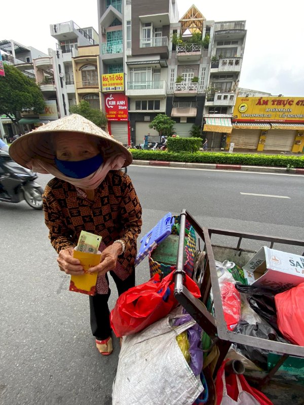 Hơn 1000 hoàn cảnh người lao động khó khăn nhận phong bì Lan Tỏa Yêu Thương từ Võ Thu Sương Đại sứ Hoa Hậu Thế Giới Doanh Nhân