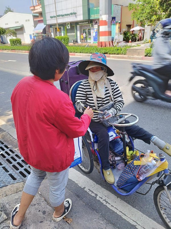 Hơn 1000 hoàn cảnh người lao động khó khăn nhận phong bì Lan Tỏa Yêu Thương từ Võ Thu Sương Đại sứ Hoa Hậu Thế Giới Doanh Nhân