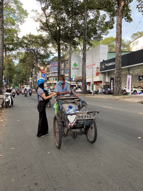 Đại Sứ Ăn Vặt KaTin hoa hậu Võ Thu Sương  xuống đường tặng Phúc Lộc Lan Tỏa yêu thương cho người nghèo 2023