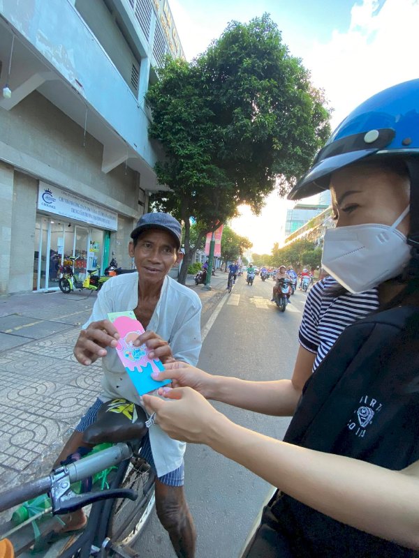 Đại Sứ Ăn Vặt KaTin hoa hậu Võ Thu Sương  xuống đường tặng Phúc Lộc Lan Tỏa yêu thương cho người nghèo 2023