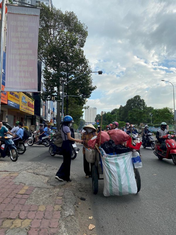 Đại Sứ Ăn Vặt KaTin hoa hậu Võ Thu Sương  xuống đường tặng Phúc Lộc Lan Tỏa yêu thương cho người nghèo 2023