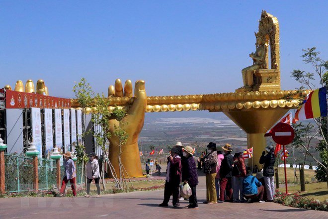 Hoa hậu Võ Thu Sương chiêm bái Đại bảo tháp kinh luân lớn nhất thế giới Samten Hills Dalat thôn Cambute, xã Tu Tra, huyện Đơn Dương.