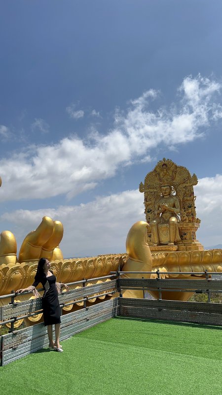 Hoa hậu Võ Thu Sương chiêm bái Đại bảo tháp kinh luân lớn nhất thế giới Samten Hills Dalat thôn Cambute, xã Tu Tra, huyện Đơn Dương.