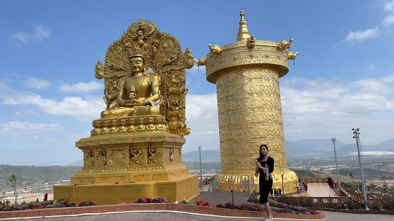 Hoa hậu Võ Thu Sương chiêm bái Đại bảo tháp kinh luân lớn nhất thế giới Samten Hills Dalat thôn Cambute, xã Tu Tra, huyện Đơn Dương.