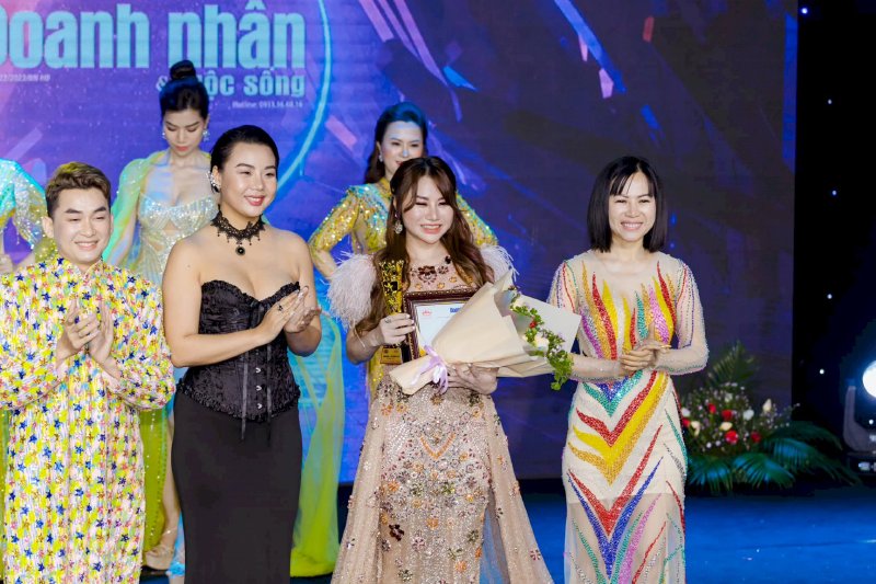 Chủ tịch Làng Hoa hậu Miss Happy Land Võ Thu Sương chúc mừng đương kim Hoa Hậu Thế Giới Doanh Nhân 2023 My Nguyễn 