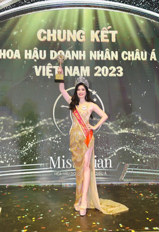 Hoa hậu Võ Thu Sương danh ca Ngọc Sơn chấm thi chung kết Hoa hậu Doanh nhân Châu Á 2023 