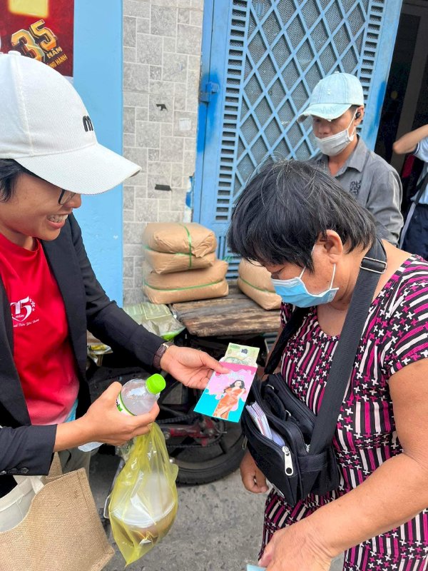 Mùa Vu lan, Hoa hậu Võ Thu Sương tiếp tục chương trình Trao Gửi Yêu Thương cho 2000 người nghèo khó mưu sinh, phong bì Phúc lộc yêu thương 100.000đ được thực hiện xuyên suốt 2 năm qua