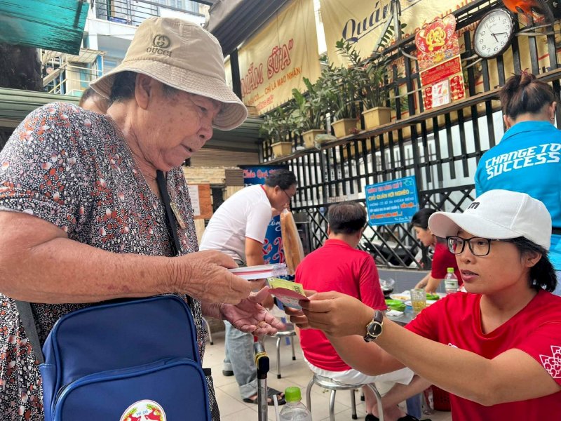 Mùa Vu lan, Hoa hậu Võ Thu Sương tiếp tục chương trình Trao Gửi Yêu Thương cho 2000 người nghèo khó mưu sinh, phong bì Phúc lộc yêu thương 100.000đ được thực hiện xuyên suốt 2 năm qua