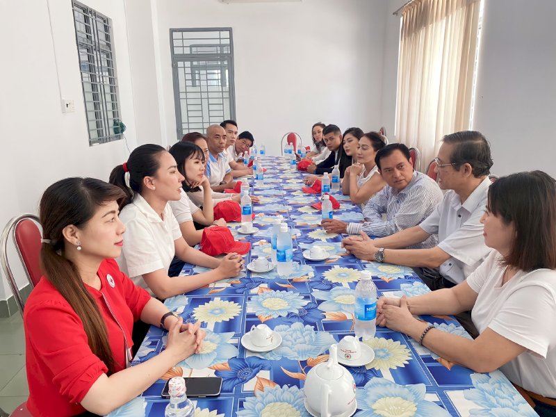 Hoa hậu Võ Thu Sương thông báo chương trình trung thu Nghĩa tình biên cương cùng MC Thanh Bạch riêng phần bánh tặng Hội Chữ Thập Đỏ Phúc Lộc nhận bánh không nhận tiền