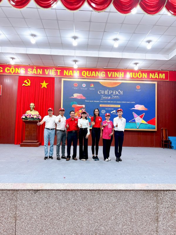  Hoa Hậu Võ Thu Sương , Hoa Hậu H'Hen Niê Đại Sứ Chương Trình Trung Thu Hậu Giang trao tặng 400 phần quà cho Học Sinh hoàn cảnh khó khăn