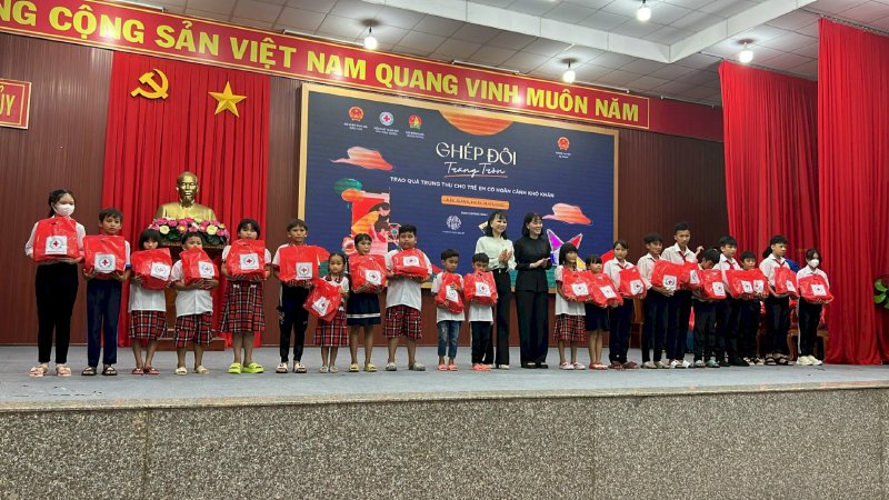  Hoa Hậu Võ Thu Sương , Hoa Hậu H'Hen Niê Đại Sứ Chương Trình Trung Thu Hậu Giang trao tặng 400 phần quà cho Học Sinh hoàn cảnh khó khăn