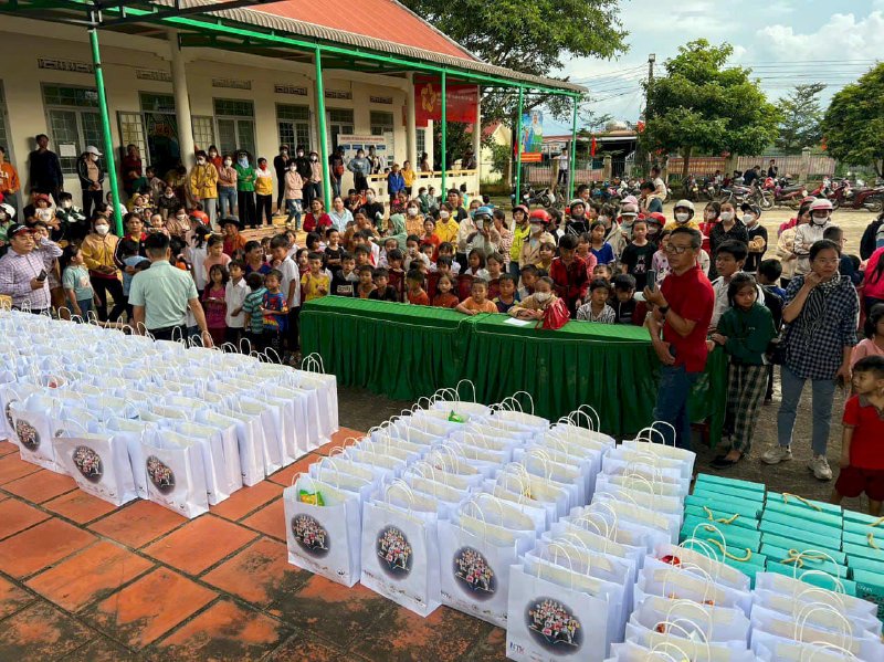 Hoa hậu Võ Thu Sương vui trung thu cùng trẻ em nghèo Đắk Lắk , Tây Ninh, Lâm Đồng