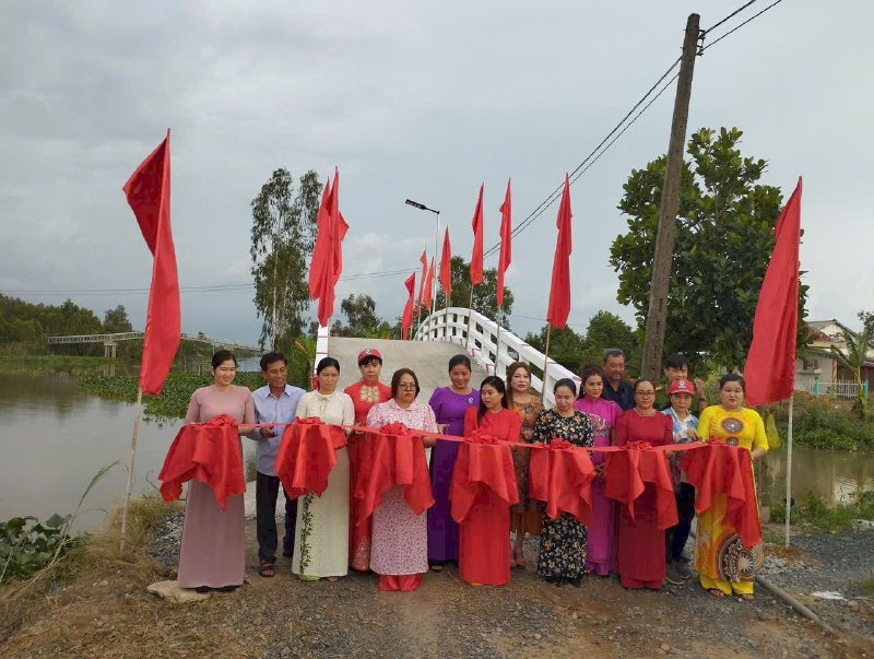 Xây Cầu Từ Thiện Bang Chang Vĩnh Long, Hoa hậu Võ Thu Sương Chủ tịch Hội chữ thập đỏ Phúc Lộc chốt đấu giá thành công tranh Hoa sen