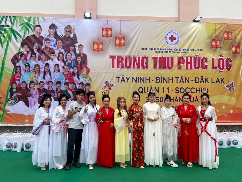 Hoa hậu Võ Thu Sương vui trung thu cùng trẻ em nghèo Đắk Lắk , Tây Ninh, Lâm Đồng