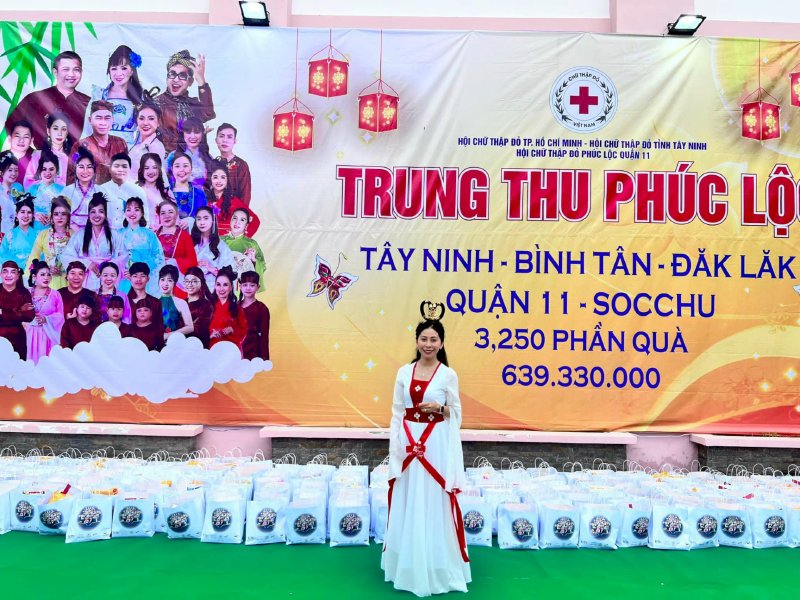 Hoa hậu Võ Thu Sương và Hội Chữ Thập đỏ Phúc Lộc trao tặng quà cho trẻ em nghèo trong chương trình Trung Thu Biên Cương tại Tây Ninh, 