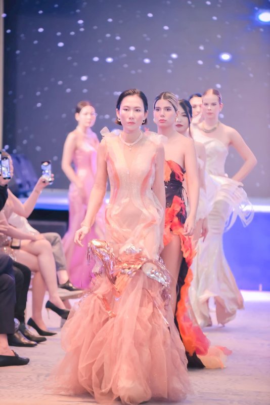 Hoa hậu Võ Thu Sương tham dự Paris Fashion Week Asia Pacific 