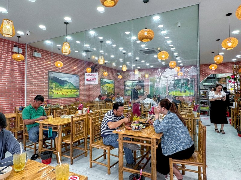 Cơm niêu Chú Long Sài Gòn- Lựa chọn ẩm thực tuyệt vời của Hoa hậu Võ Thu Sương