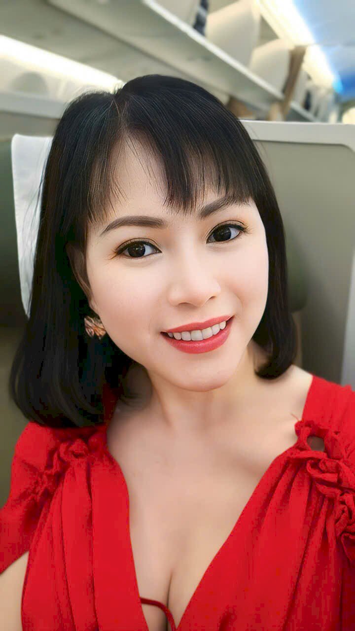 Hoa Hậu Võ Thu Sương đẹp rực rỡ trong trang phục Giáng Sinh