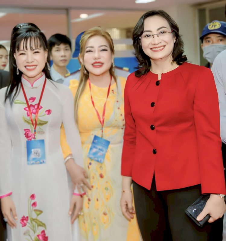 Hoa hậu Võ Thu Sương tiếp đón Thứ trưởng Bộ Công Thương Phan Thị Thắng tham quan CLB Doanh Nhân Trẻ Xúc Tiến Thương Mại 