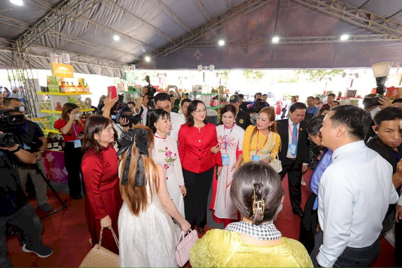 Hoa hậu Võ Thu Sương tiếp đón Thứ trưởng Bộ Công Thương Phan Thị Thắng tham quan CLB Doanh Nhân Trẻ Xúc Tiến Thương Mại 